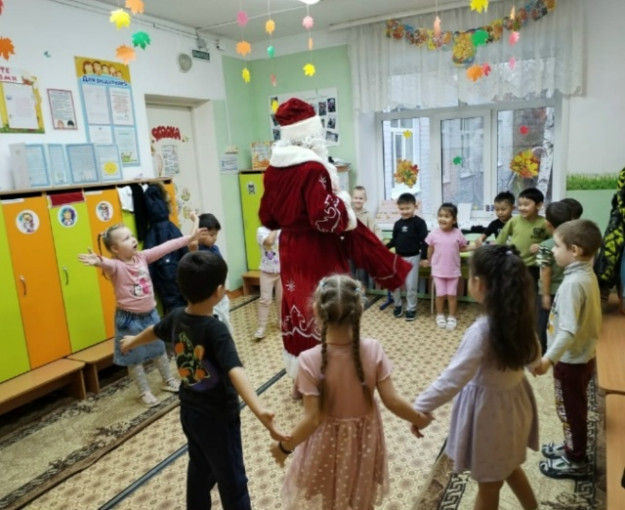 День рождения Деда Мороза в детском саду.